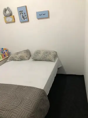 Uma cama ou camas num quarto em Quartos 50 metros do mar