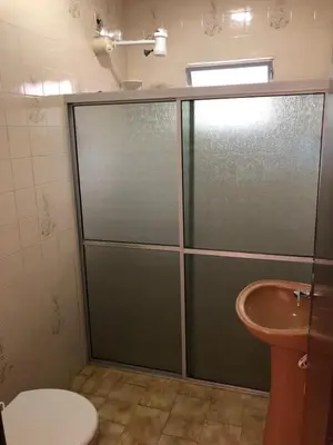 Uma casa de banho em Quartos 50 metros do mar