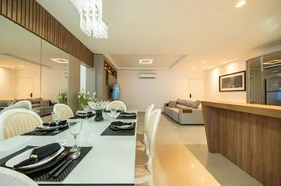 Uma área de estar em Achei Itapema • Elegante ap 3 suítes 400m do mar