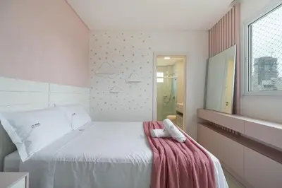Uma cama ou camas num quarto em Achei Itapema • Elegante ap 3 suítes 400m do mar