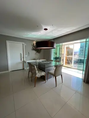 Uma área de estar em Lindo apartamento em Itapema