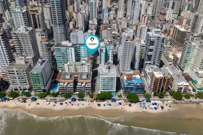 Uma praia em ou perto do apartamento