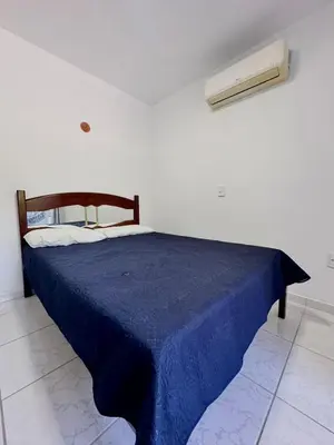 Uma cama ou camas num quarto em Apartamento Térreo Praia de Bombinhas SC