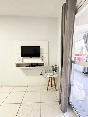 Uma televisão e/ou sistema de entretenimento em Apartamento Térreo Praia de Bombinhas SC