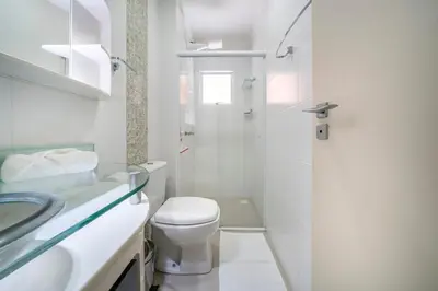 Uma casa de banho em Apartamento Aconchegante 400m da Praia YV5962