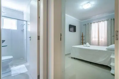 Uma casa de banho em Apartamento Aconchegante 400m da Praia YV5962