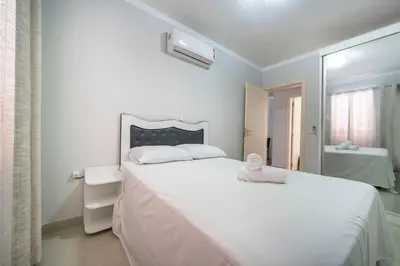 Uma cama ou camas num quarto em Apartamento Aconchegante 400m da Praia YV5962
