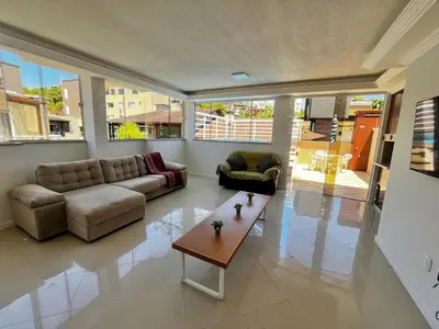 Uma área de estar em Cobertura Duplex com vista para o Mar de Bombinhas
