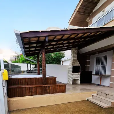 Uma varanda ou terraço em Casa com Jacuzzi em Bombas