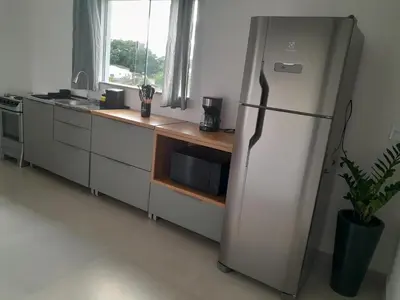 A cozinha ou kitchenette de 2 vagas de estacionamento, a 7 min da praia