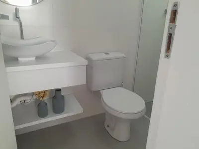 Uma casa de banho em 2 vagas de estacionamento, a 7 min da praia