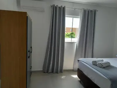 Uma cama ou camas num quarto em 2 vagas de estacionamento, a 7 min da praia