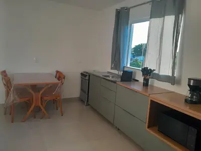 A cozinha ou kitchenette de 2 vagas de estacionamento, a 7 min da praia