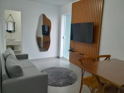 Uma televisão e/ou sistema de entretenimento em 2 vagas de estacionamento, a 7 min da praia