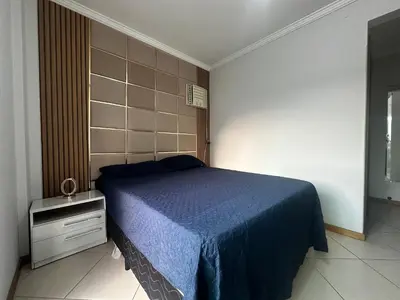 Uma cama ou camas num quarto em B254- Apto 3 quartos com 2 vagas de garagem Bombas