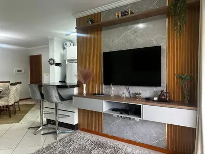 Uma televisão e/ou sistema de entretenimento em B254- Apto 3 quartos com 2 vagas de garagem Bombas