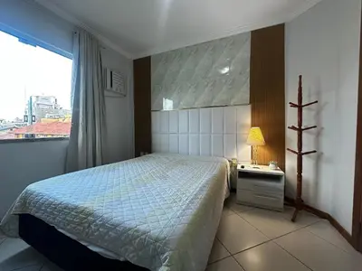 Uma cama ou camas num quarto em B254- Apto 3 quartos com 2 vagas de garagem Bombas