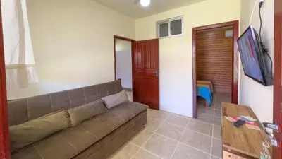 Uma televisão e/ou sistema de entretenimento em #08A-M - (Refúgio e Mar) Hospedagem em Canto Grande, Bombinhas