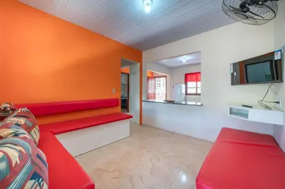 Uma televisão e/ou sistema de entretenimento em #11-CC - (Refúgio e Mar) Hospedagem em Canto Grande, Bombinhas