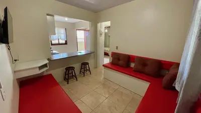 Uma televisão e/ou sistema de entretenimento em #12-CC - (Refúgio e Mar)Hospedagem em Canto Grande, Bombinhas