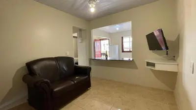 Uma televisão e/ou sistema de entretenimento em #13-CC - (Refúgio e Mar) Hospedagem em Canto Grande, Bombinhas