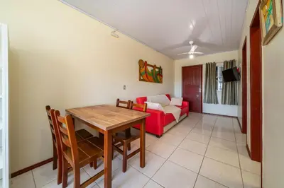 Uma televisão e/ou sistema de entretenimento em #14-T - (Refúgio e Mar) Hospedagem em Canto Grande, Bombinhas