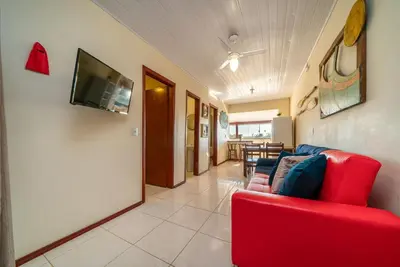 Uma televisão e/ou sistema de entretenimento em #17-T - (Refúgio e Mar) Hospedagem em Canto Grande, Bombinhas