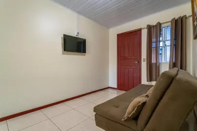 Uma televisão e/ou sistema de entretenimento em #20-T - (Refúgio e Mar) Hospedagem em Canto Grande, Bombinhas