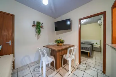 Uma televisão e/ou sistema de entretenimento em #24-CG - (Refúgio e Mar) Hospedagem em Canto Grande, Bombinhas