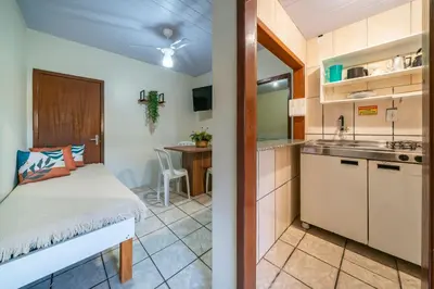 A cozinha ou kitchenette de #25-CG - (Refúgio e Mar) Hospedagem em Canto Grande, Bombinhas