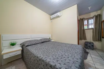 Uma cama ou camas num quarto em #25-CG - (Refúgio e Mar) Hospedagem em Canto Grande, Bombinhas