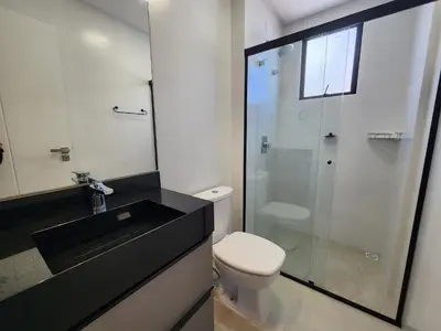 Uma casa de banho em Apartamento confortável novo 80 metros do mar