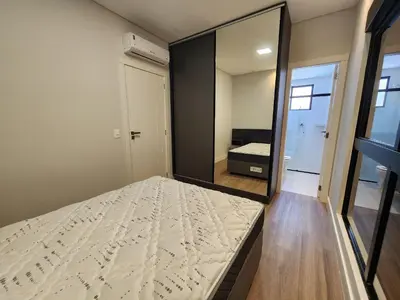 Uma cama ou camas num quarto em Apartamento confortável novo 80 metros do mar