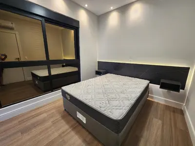 Uma cama ou camas num quarto em Apartamento confortável novo 80 metros do mar