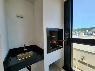 Uma varanda ou terraço em Apartamento confortável novo 80 metros do mar