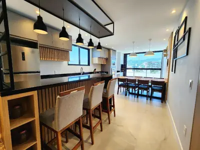 A cozinha ou kitchenette de Apartamento confortável novo 80 metros do mar