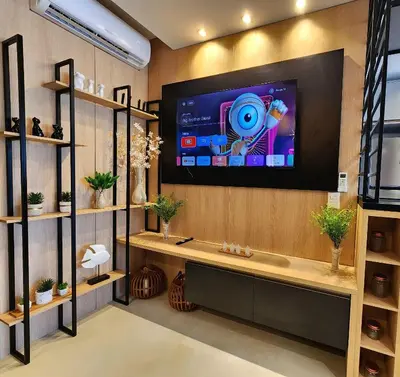 Uma televisão e/ou sistema de entretenimento em Apartamento confortável novo 80 metros do mar