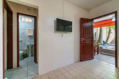 Uma televisão e/ou sistema de entretenimento em #03A-M - (Refúgio e Mar) Hospedagem em Canto Grande, Bombinhas
