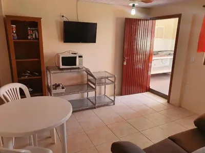 Uma televisão e/ou sistema de entretenimento em #40-B - (Refúgio e Mar) Hospedagem em Canto Grande, Bombinhas