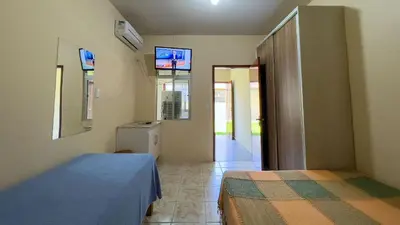Uma televisão e/ou sistema de entretenimento em #41-B - (Refúgio e Mar) Hospedagem em Canto Grande, Bombinhas