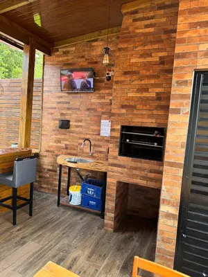 Uma televisão e/ou sistema de entretenimento em Pousada Recanto do canário Suite 1 Green