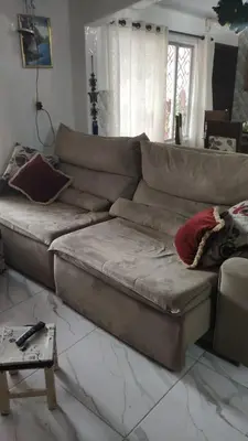 Uma área de estar em Casa Confortável , espaçosa, proximo da praia