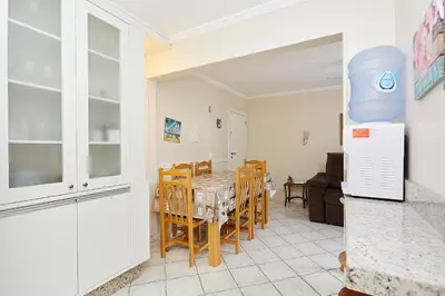A cozinha ou kitchenette de 1140 Apto 3 Dormitorios sobre Avenida Principal em Bombinhas - Centro
