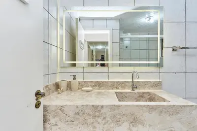 Uma casa de banho em 1140 Apto 3 Dormitorios sobre Avenida Principal em Bombinhas - Centro