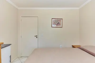 Uma cama ou camas num quarto em 1140 Apto 3 Dormitorios sobre Avenida Principal em Bombinhas - Centro
