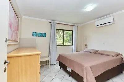 Uma cama ou camas num quarto em 1140 Apto 3 Dormitorios sobre Avenida Principal em Bombinhas - Centro