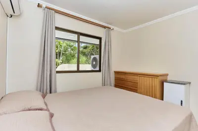 Uma cama ou camas num quarto em 1140 Apto 3 Dormitorios sobre Avenida Principal em Bombinhas - Centro