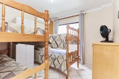 Uma cama ou camas num quarto em 1140 Apto 3 Dormitorios sobre Avenida Principal em Bombinhas - Centro