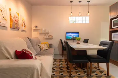 Uma televisão e/ou sistema de entretenimento em Apartamento Casal Flores de Bombinhas