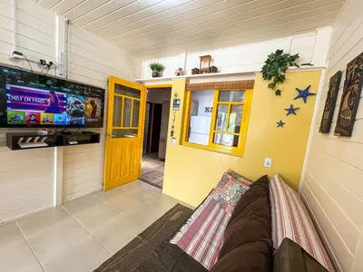 Uma televisão e/ou sistema de entretenimento em CASA FOCA 271 - piscina privativa, mesa de sinuca e pebolim, churrasqueira